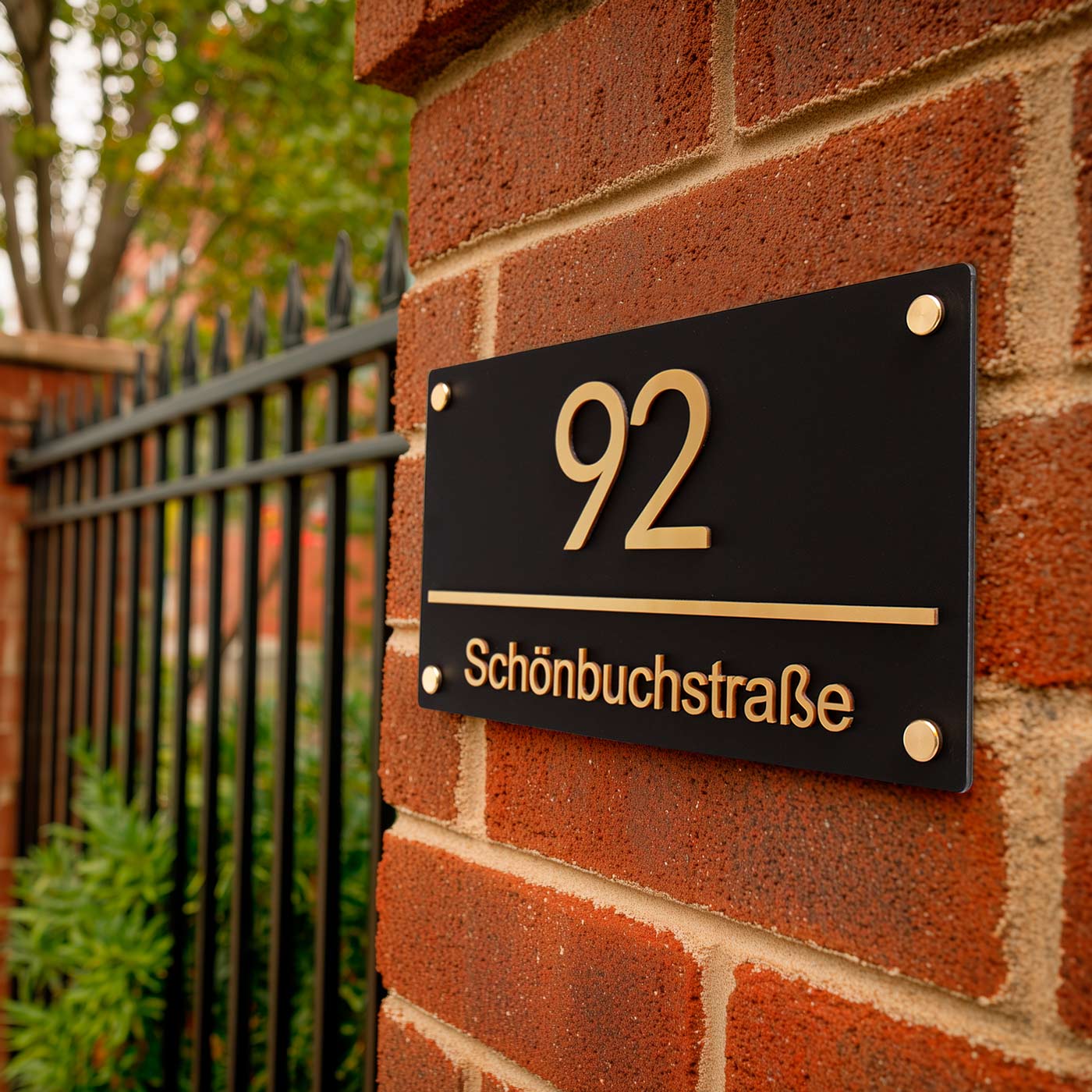 Hausnummernschild – Schwarz Matt Acryl mit Goldbuchstaben