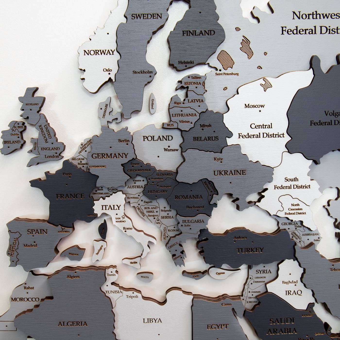 Τρισδιάστατος ξύλινος παγκόσμιος χάρτης. Ξύλινη διακόσμηση τοίχου. Αστικά χρώματα καμουφλάζ του χάρτη από την Ksilart. Γκρι ξύλινος παγκόσμιος χάρτης