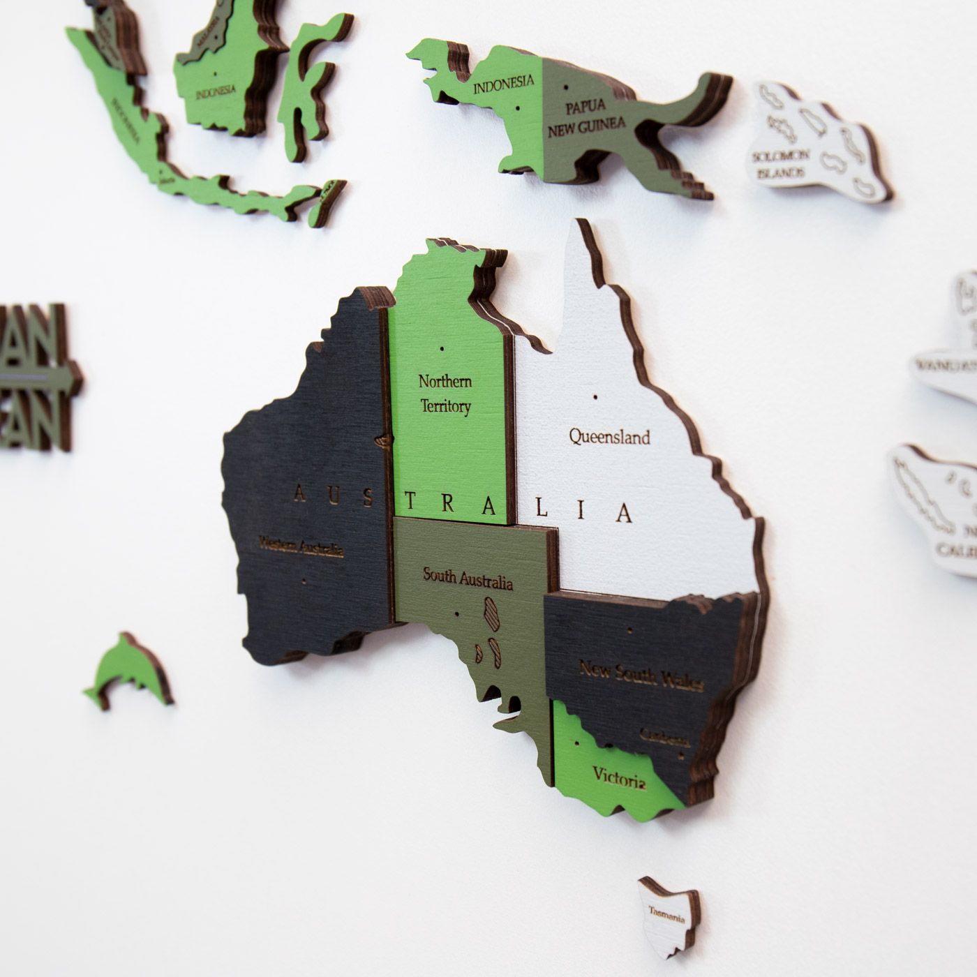Τρισδιάστατος ξύλινος παγκόσμιος χάρτης. Ξύλινη διακόσμηση τοίχου. Χρώματα στρατιωτικού καμουφλάζ από την Ksilart
