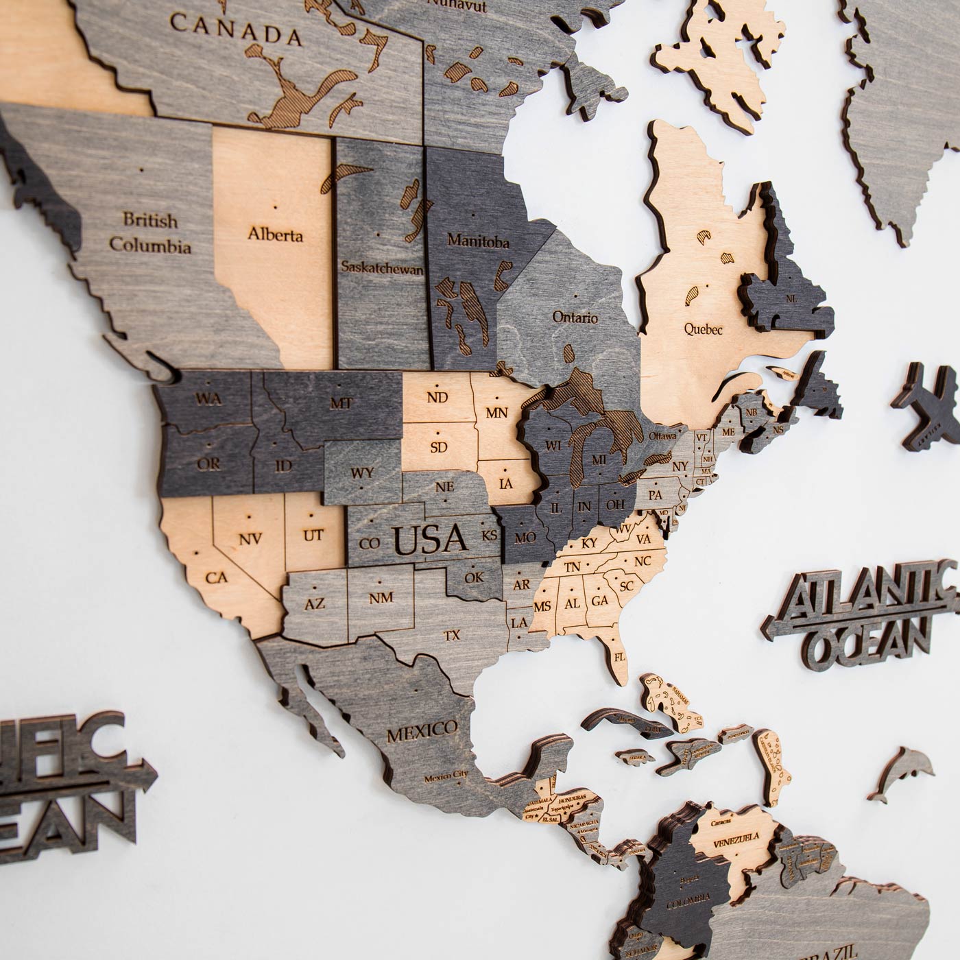 Τρισδιάστατος ξύλινος παγκόσμιος χάρτης. Ξύλινη διακόσμηση τοίχου. Χάρτης με γκρι και μπεζ αποχρώσεις. Ksilart