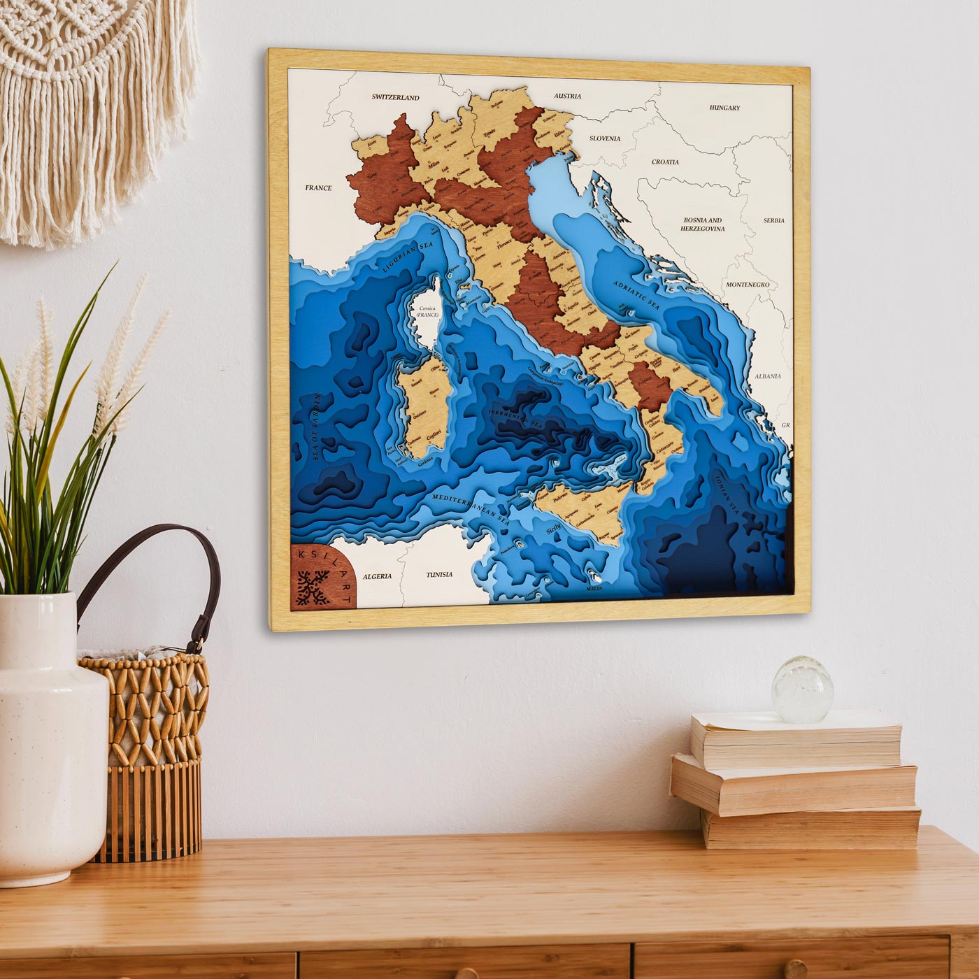 Βαθυμετρικός ξύλινος χάρτης πολλαπλών επιπέδων της Ιταλίας. Classic Reversed. Ksilart