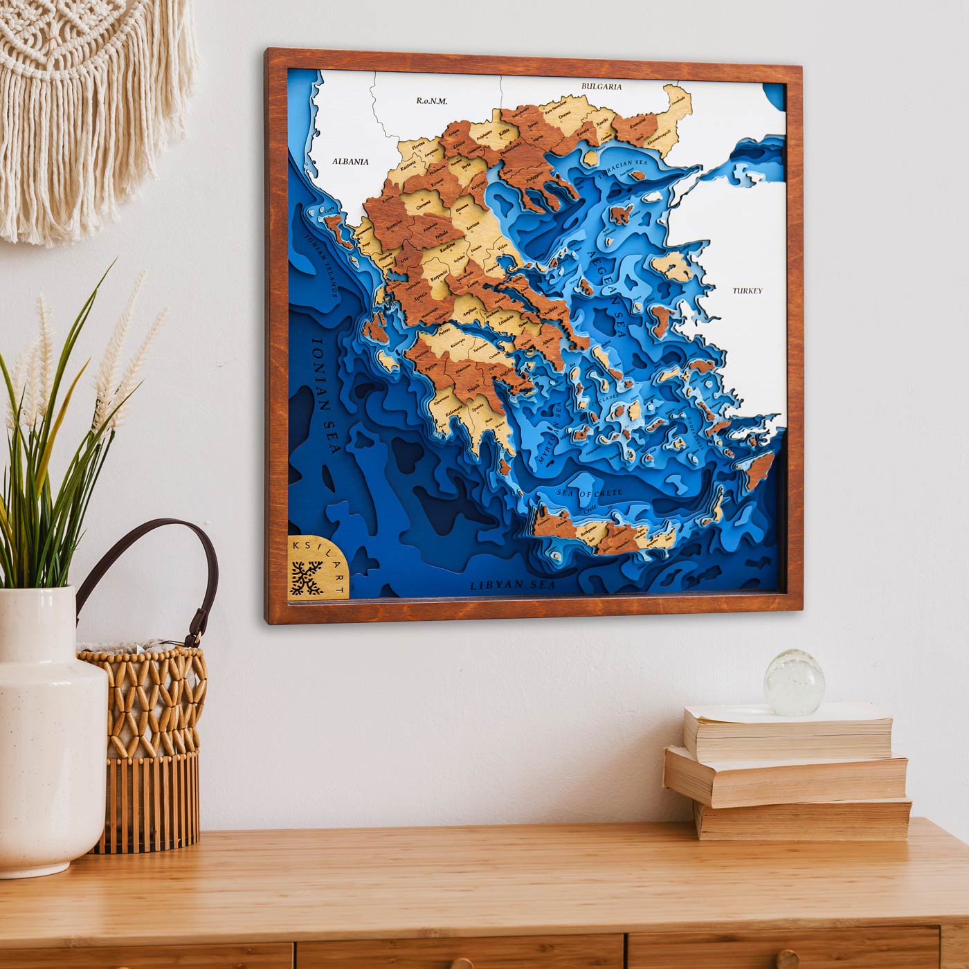 Βαθυμετρικός ξύλινος χάρτης πολλαπλών επιπέδων της Ελλάδας σε καφέ χρώμα