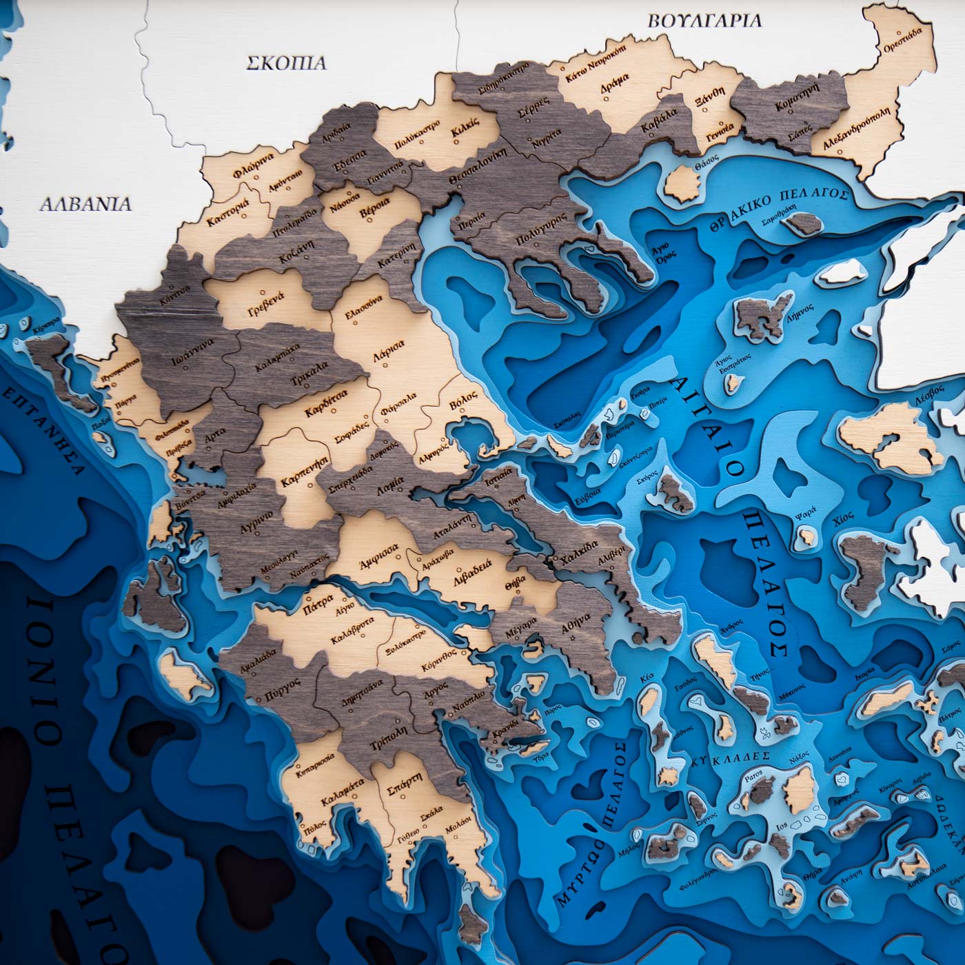 Βαθυμετρικός ξύλινος χάρτης πολλαπλών επιπέδων της Ελλάδας σε wenge. Ksilart