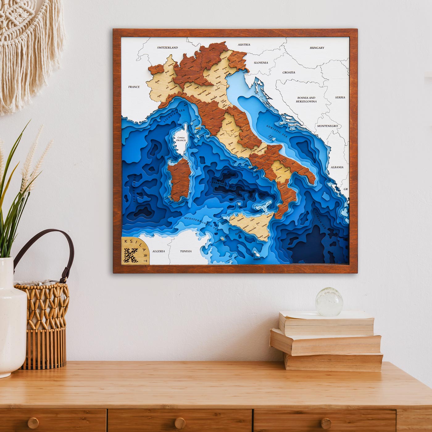 Βαθυμετρικός ξύλινος χάρτης πολλαπλών επιπέδων της Ιταλίας σε καφέ χρώμα