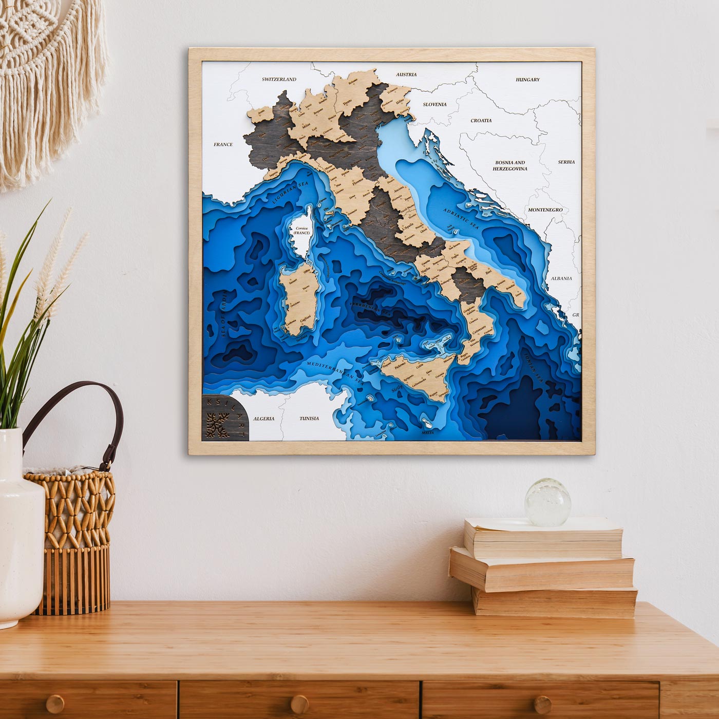 Βαθυμετρικός ξύλινος χάρτης πολλαπλών επιπέδων της Ιταλίας.