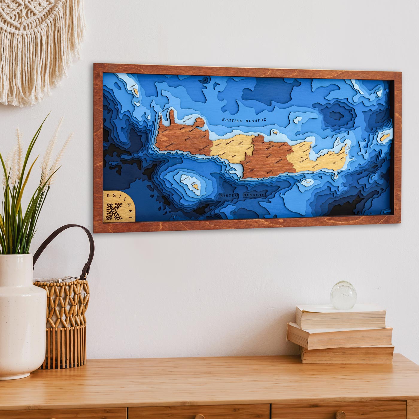 Βαθυμετρικός ξύλινος χάρτης πολλαπλών επιπέδων της Κρήτης σε καφέ χρώμα